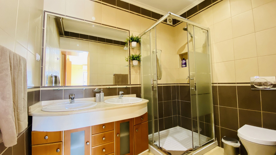 Bathroom 4, Liberdade CIP, Albufeira