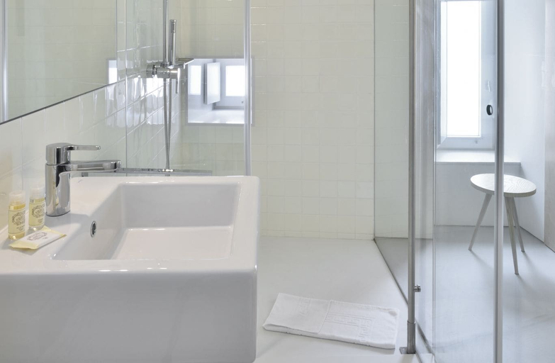 Bathroom 3, House of Artists, Porto