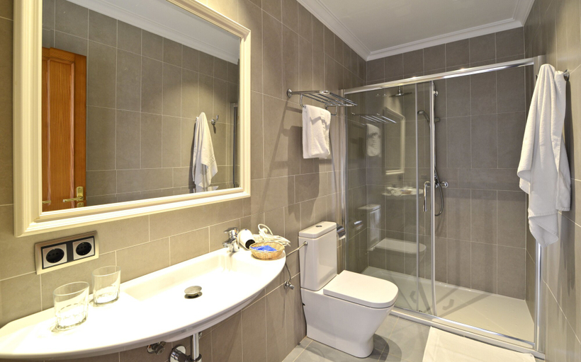 Bathroom 4, Hotel Amoros, Baleares