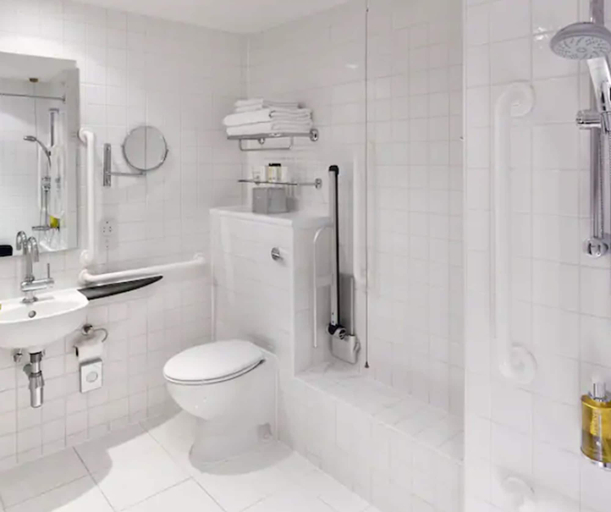 Bathroom 4, DoubleTree by Hilton London West End, London
