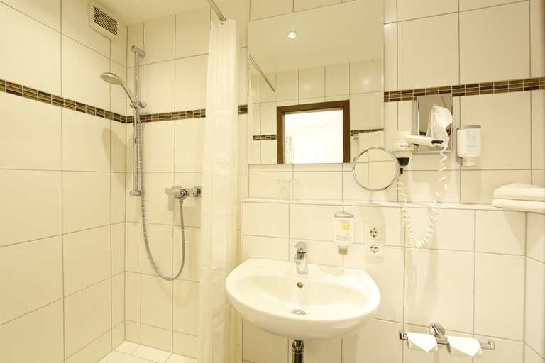 Bathroom 3, Hotel Karl Noss, Cochem-Zell