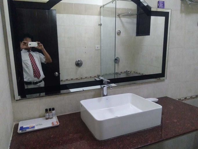 Bathroom, Hotel Rudra Continental Rudrapur, Udham Singh Nagar