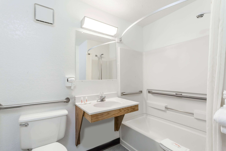 Bathroom 4, Super 8 by Wyndham Norwich, Chenango