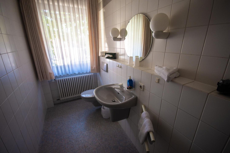 Bathroom 5, Hotel Restaurant Kaiserstuehler Hof, Breisgau-Hochschwarzwald