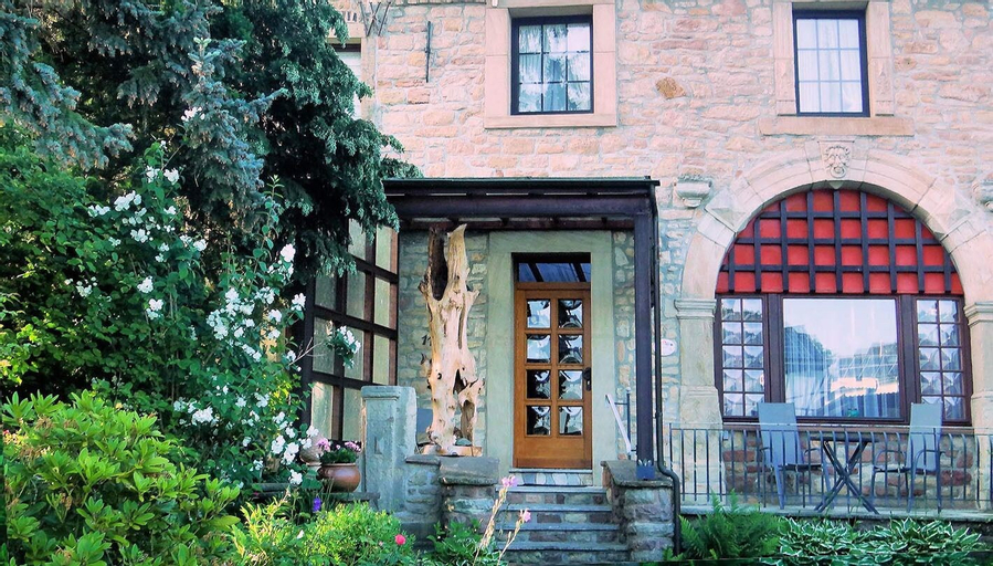 Exterior & Views