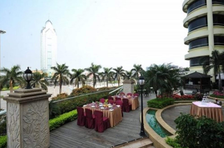 Exterior & Views 24