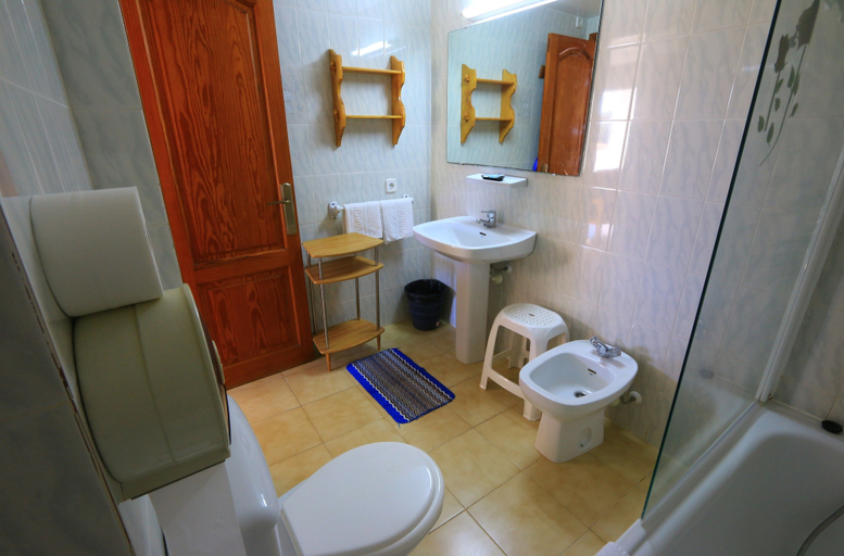 Bathroom 3, Atalaya Bosque Apartamentos, Baleares