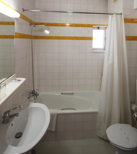 Bathroom 5, Hotel Luar, Portimão