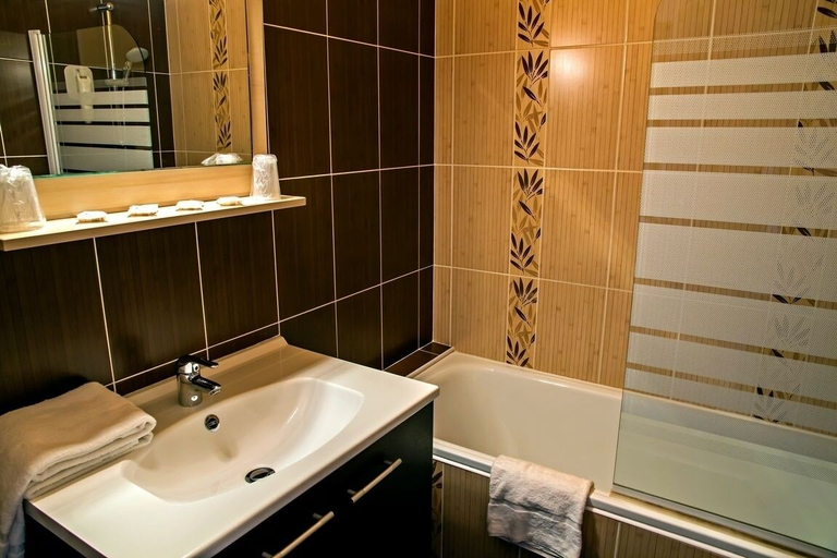 Bathroom 4, The Originals City, Hôtel La Siesta, Ardèche