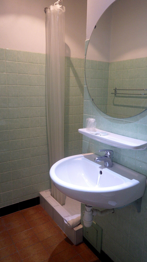 Bathroom 5, Adonis Lourdes, Hautes-Pyrénées