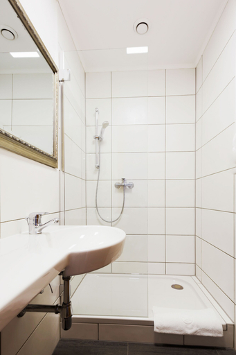Bathroom 5, Hotel Unter den Linden, Krems an der Donau Stadt