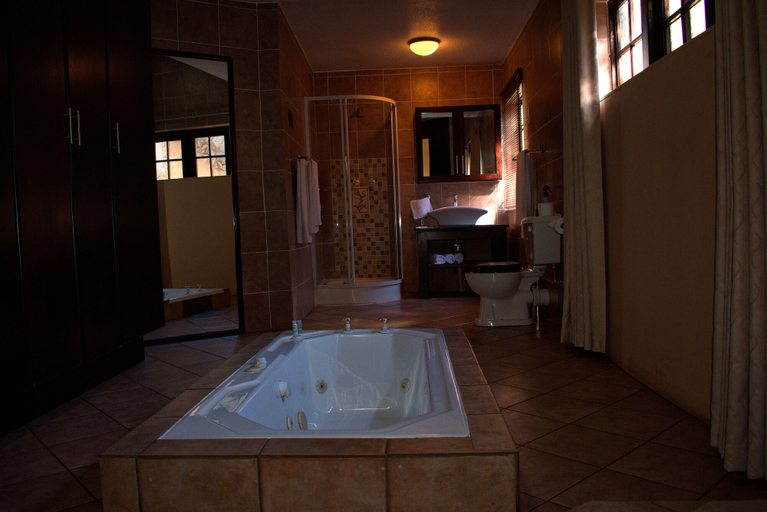 Bathroom 4, Waterfront Country Lodge, Sedibeng