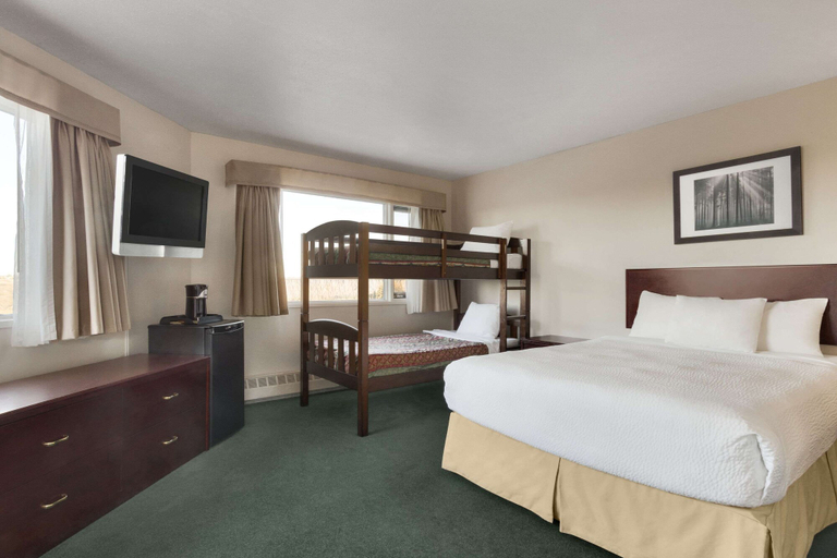 Bedroom 3, Days Inn by Wyndham Lethbridge, Division No. 2