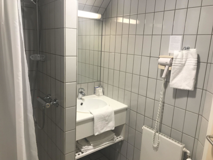 Bathroom 4, City Hotel Nattergalen, Odense