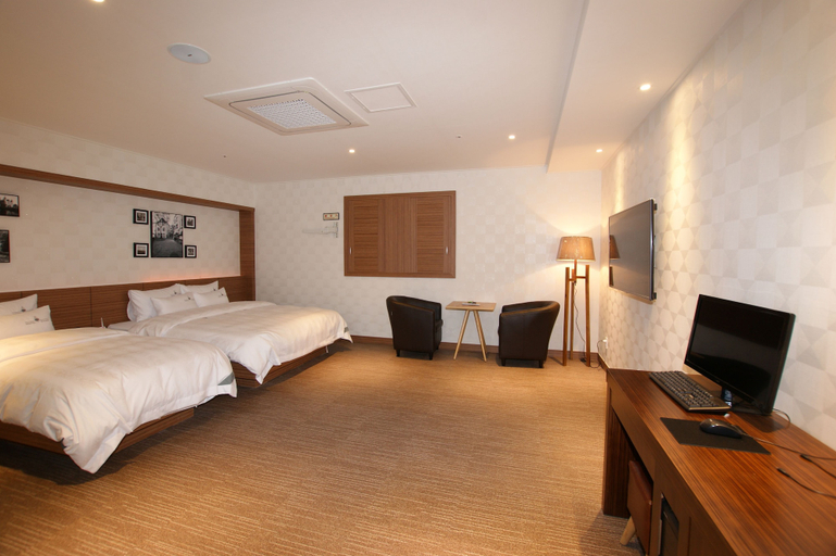 Bedroom 2, River Hotel, Chungju