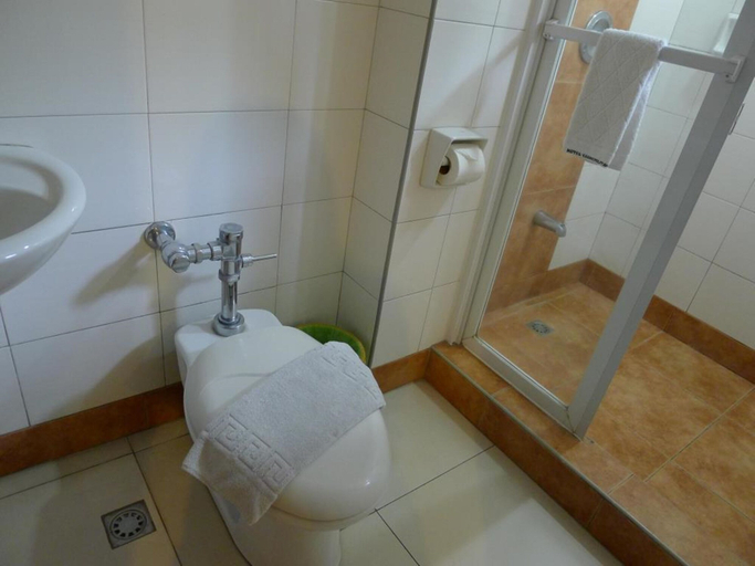 Bathroom 4, Hotel Cosmopolitan, Baguio City