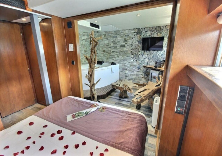 Bedroom 4, VIP Paris Yacht Hotel, Paris