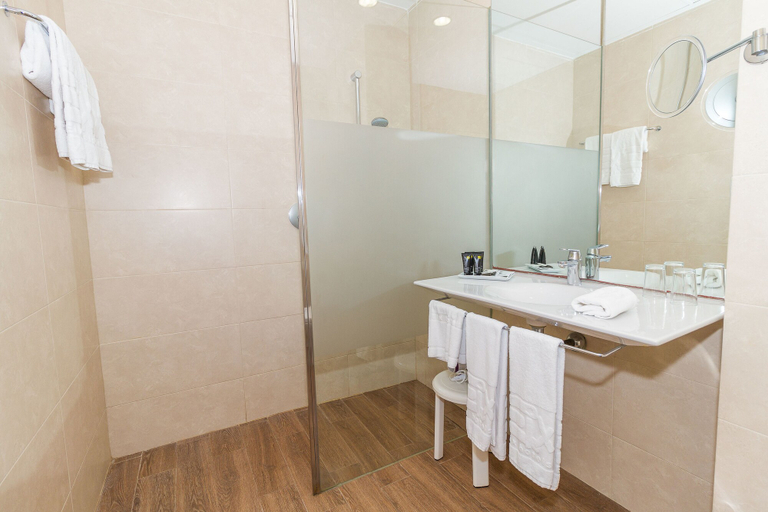 Bathroom 5, Eix Platja Daurada Hotel & Spa, Baleares