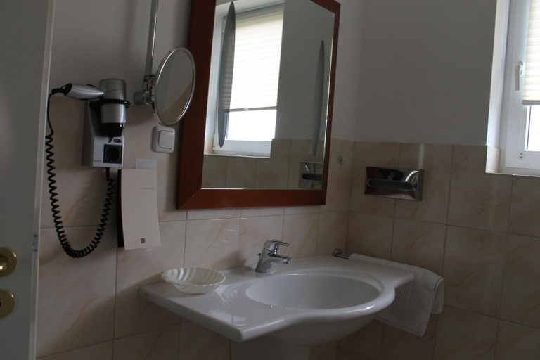 Bathroom 5, Vier Jahreszeiten Bensersiel, Wittmund