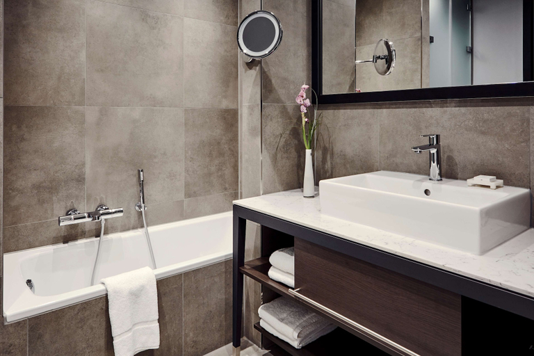 Bathroom 4, Radisson Blu Hotel, Hannover, Region Hannover