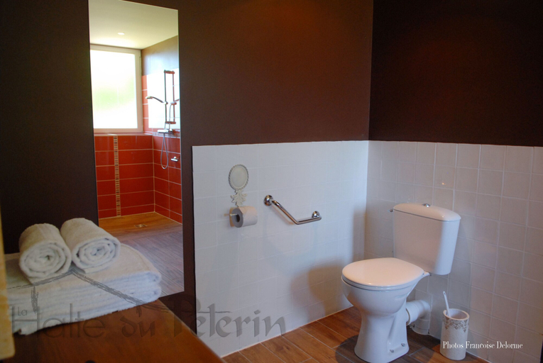 Bathroom 5, La Halte du Pelerin Chambres d'hôtes, Loire