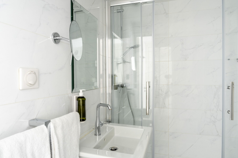 Bathroom 5, Hotel Astoria - Astotel, Paris
