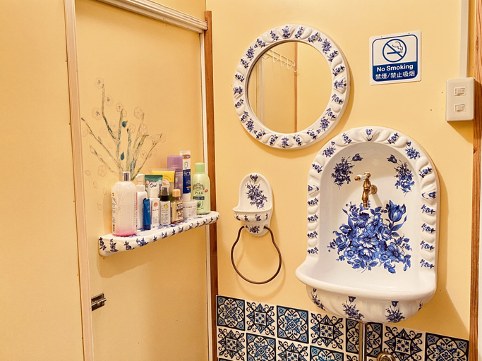 Bathroom 4, Mango, Miyakojima