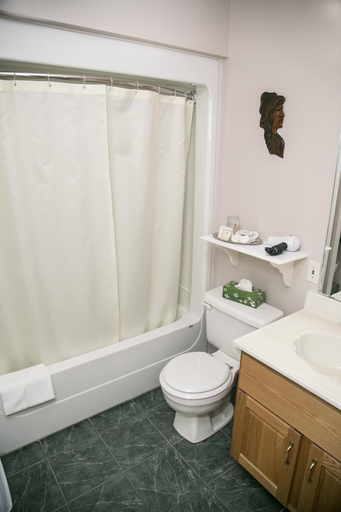 Bathroom 3, The Harbour House, Queens