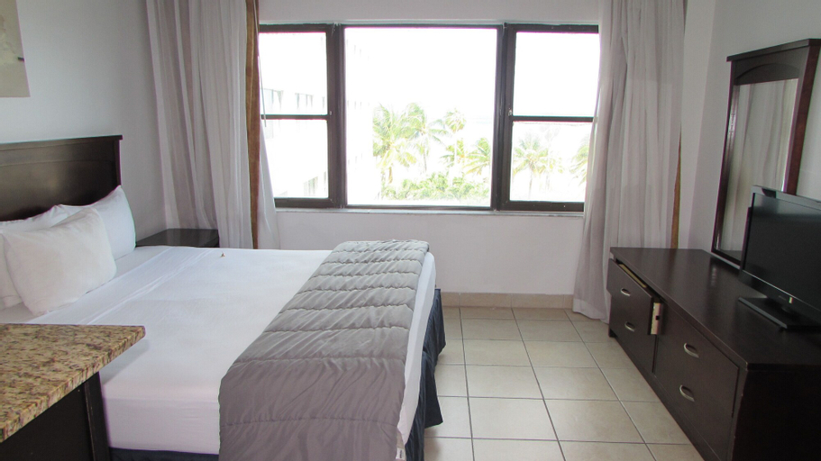 Bedroom 4, Ocean Front Casablanca Studios with FULL KITCHENS & Beach access By BL Rentals, Miami-Dade