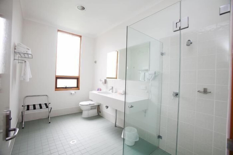 Bathroom 3, Hunter Valley Hotel Academy, Cessnock
