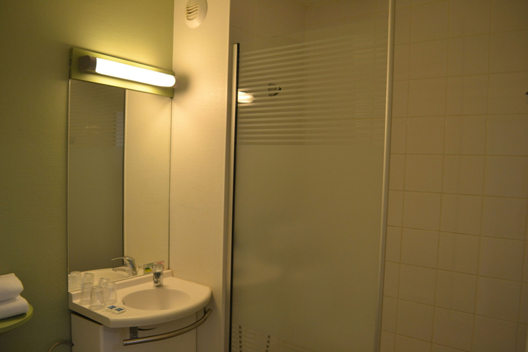 Bathroom 4, ibis budget Agen, Lot-et-Garonne