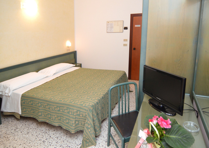 Bedroom 4, Hotel Adele, Rimini