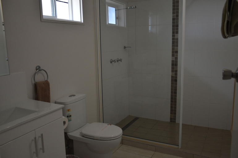 Bathroom 5, Rover Motel, Mackay - Pt A