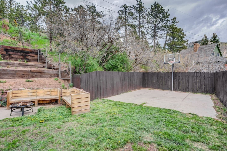 Others 4, 4BR Mountain Getaway Pikes Peak, Dog-friendly!, El Paso
