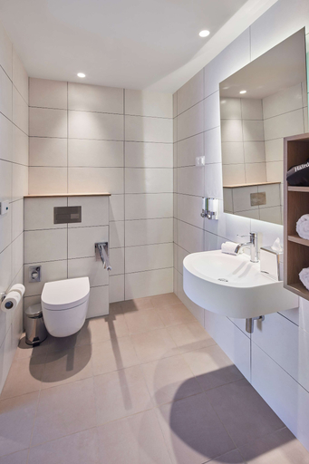 Bathroom 4, Hampton by Hilton Barcelona Fira Gran Via, Barcelona
