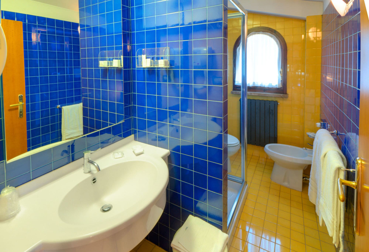 Bathroom 4, Cristoforo Colombo, Ancona