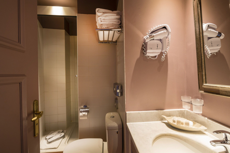 Bathroom 4, Cavendish, Alpes-Maritimes