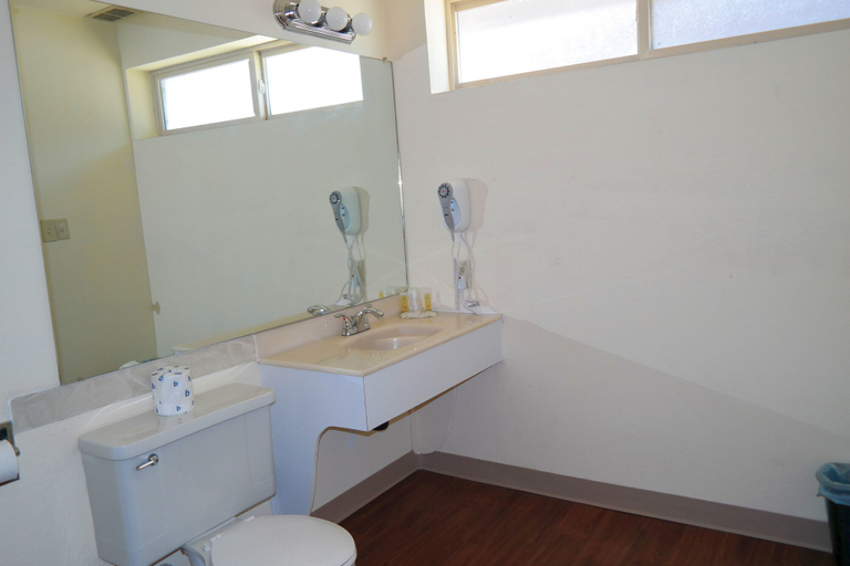 Bathroom 4, River Park Inn, Klamath