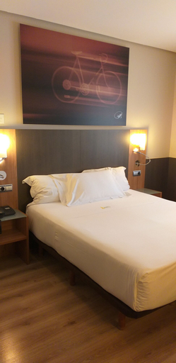 Bedroom 2, Hotel Maisonnave, Navarra
