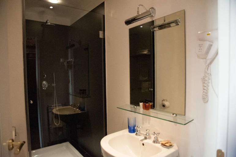 Bathroom 5, Relais Teatro Argentina, Roma
