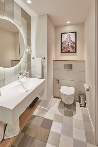 Bathroom 4, Hampton by Hilton Barcelona Fira Gran Via, Barcelona
