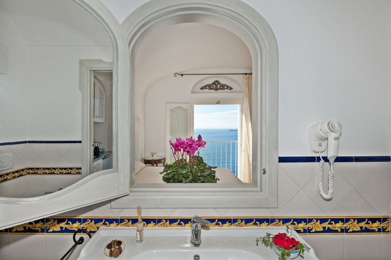 Bathroom 3, Calanteluna, Salerno