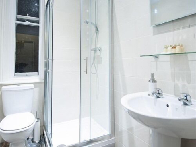 Bathroom 3, The Parkwood Hotel, Stockton-on-Tees