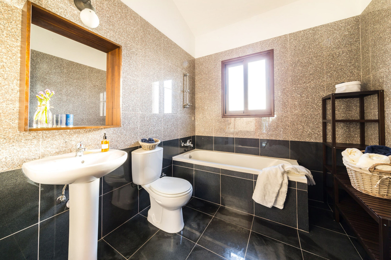 Bathroom, Villa Malibu