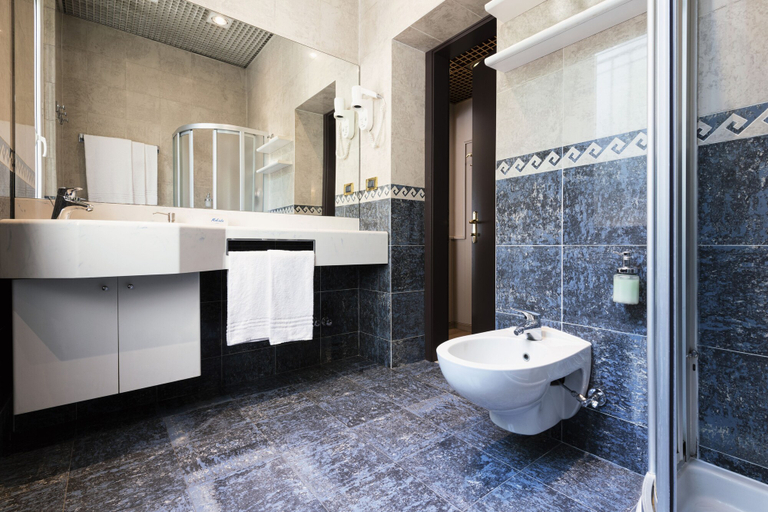 Bathroom 4, Mokinba Hotels Montebianco, Milano