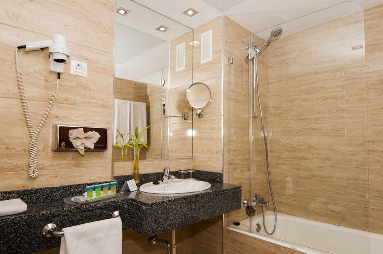 Bathroom 5, Senator Barajas Hotel, Madrid