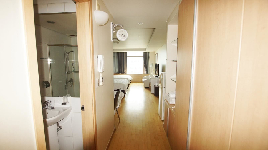Bathroom 5, Gogo House, Jung
