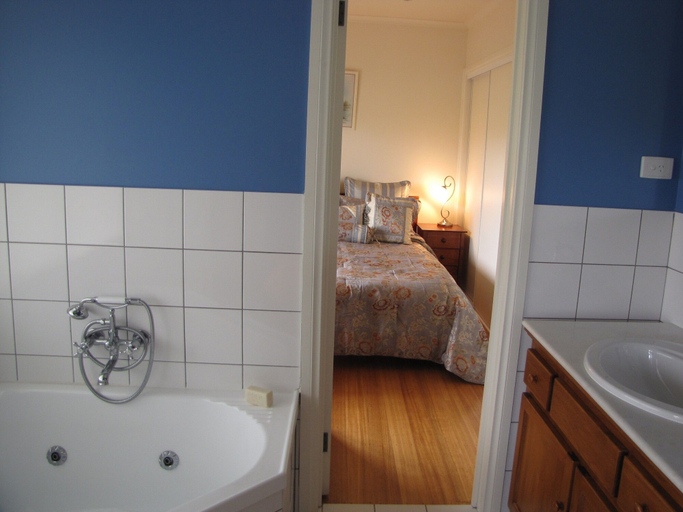 Bathroom 3, Marzden Cottage, Hepburn - East