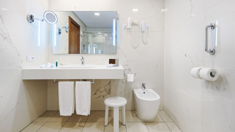 Bathroom 5, Bull Reina Isabel & Spa, Las Palmas