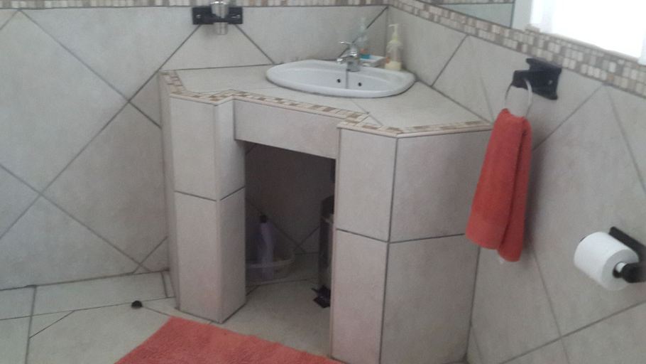Bathroom 3, Magaliqua Guest House, West Rand